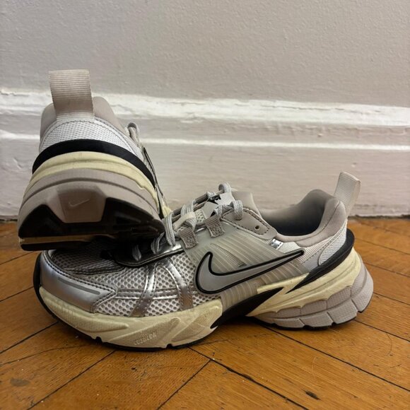 Women's Nike V2K Run (W 6) - Picture 2 of 3